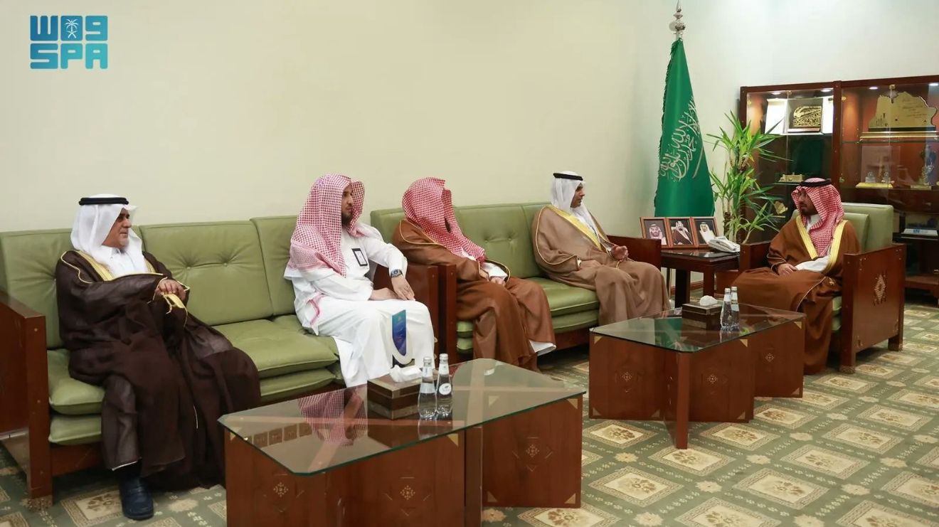 صاحب السمو الملكي الأمير فهد بن محمد بن سعد بن عبدالعزيز آل سعود محافظ الخرج يُكرّم مدارس الجامعة لحصولها على التميز المدرسي